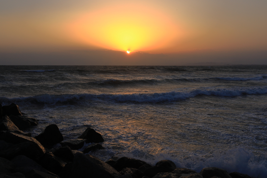 春一番の吹いた日の夕方　波の高い片瀬海岸