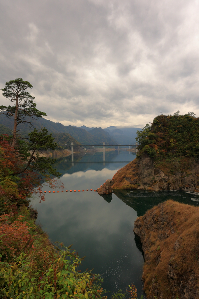 ダム湖の秋