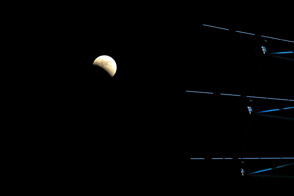 欠けゆく月と観覧車
