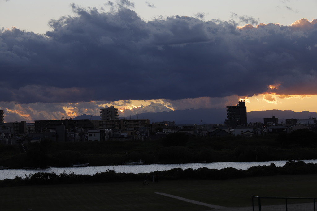 エモいよ多摩川の夕べ（富士が見え隠れ）