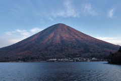 紅く染まる男体山