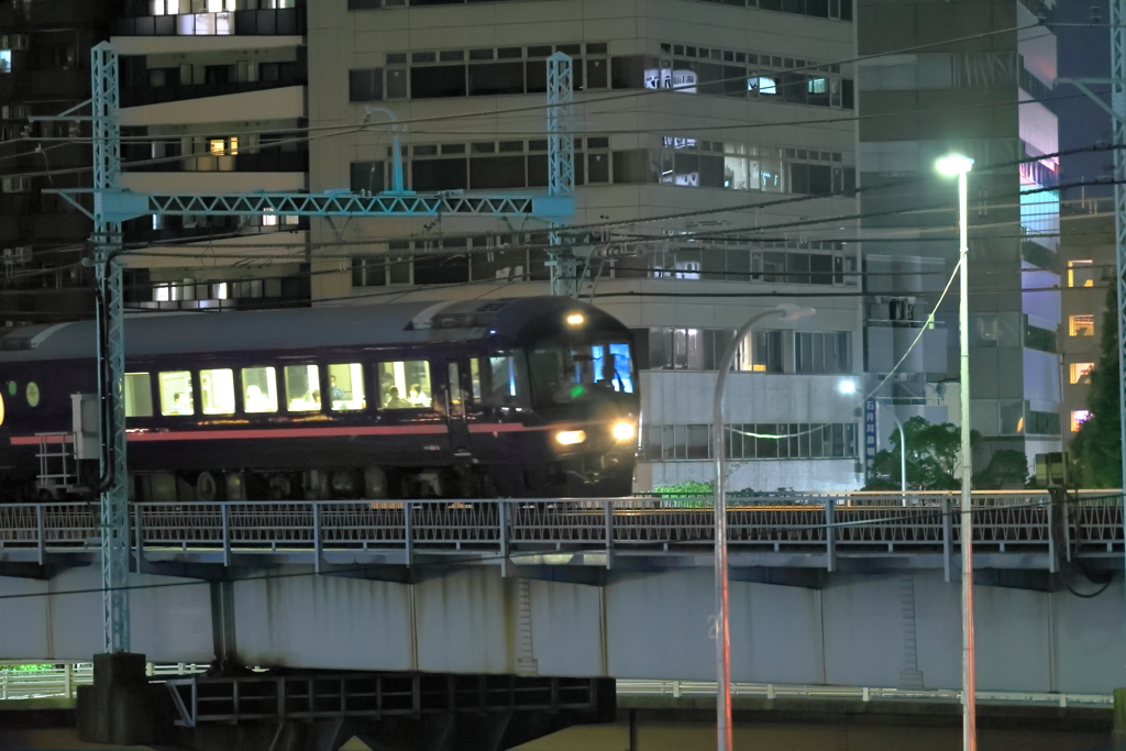 お座敷電車　ハマを走る