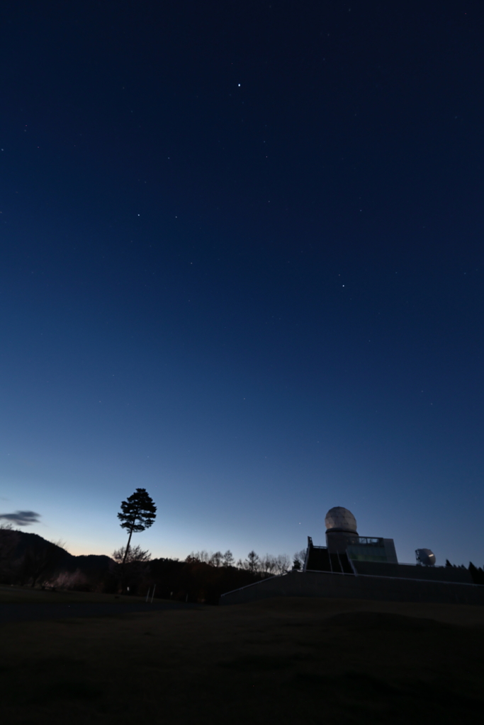 レーダードーム館の夜明け