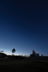 レーダードーム館の夜明け