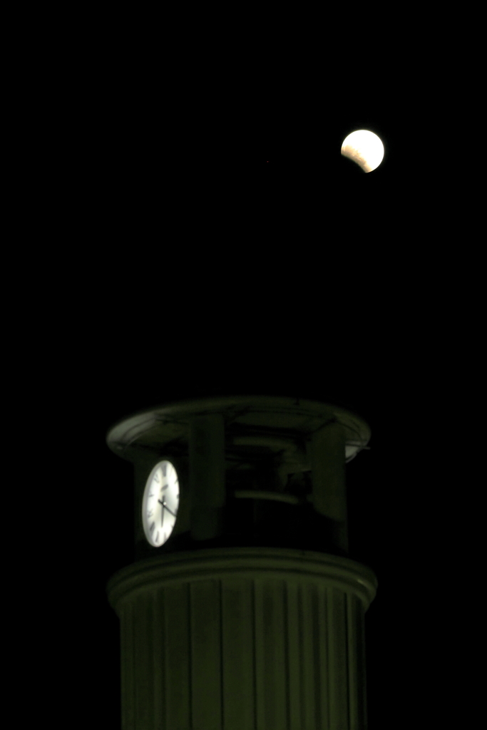 欠けゆく月と時計台