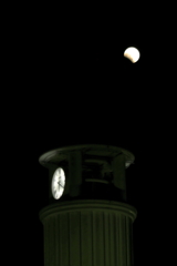 欠けゆく月と時計台