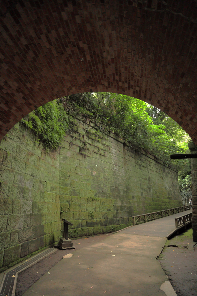 廃墟のトンネル