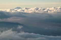 頭を雲の上に出し