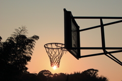 バスケットゴールと夕陽
