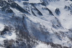 残雪の山肌