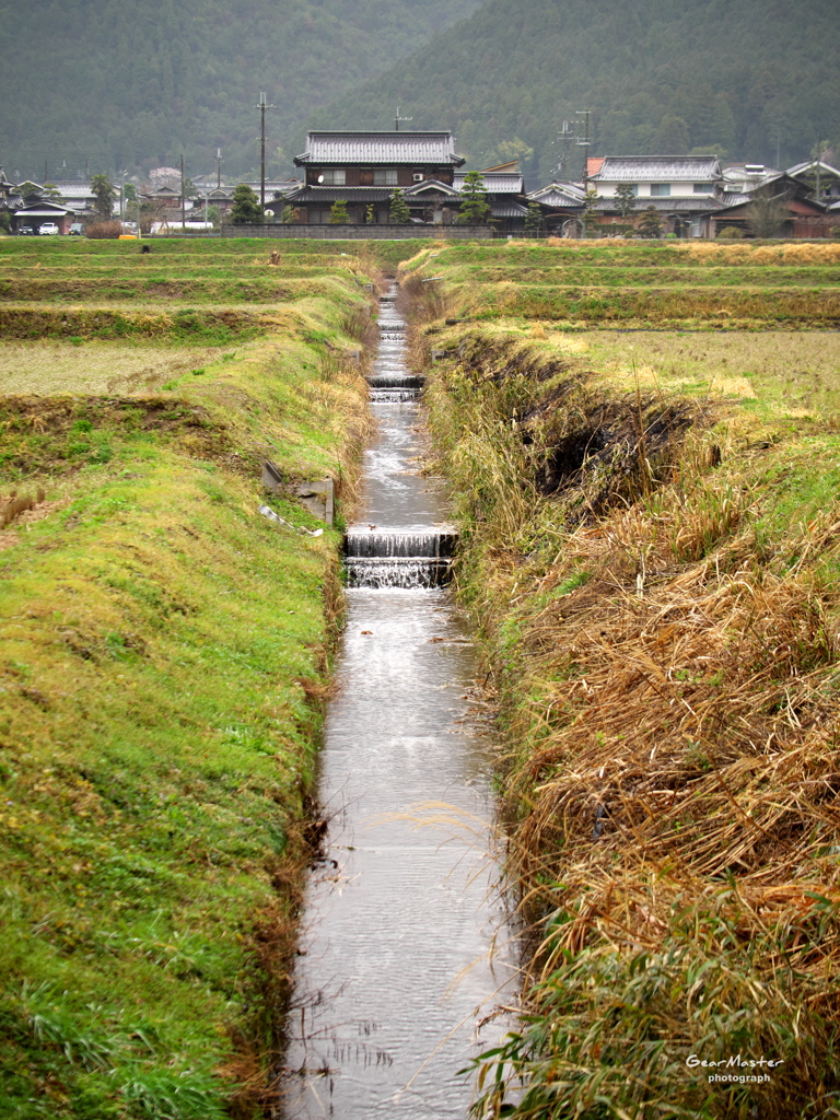 雨が降るとまだまだ寒い