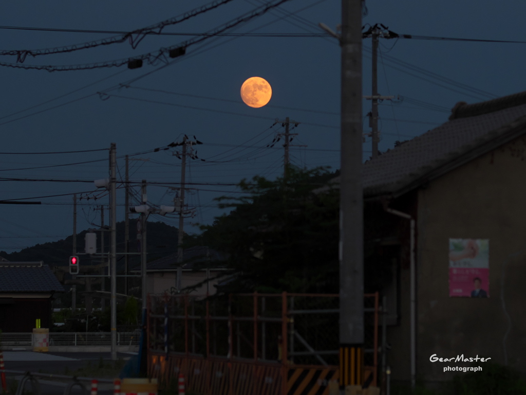 夕暮れの月