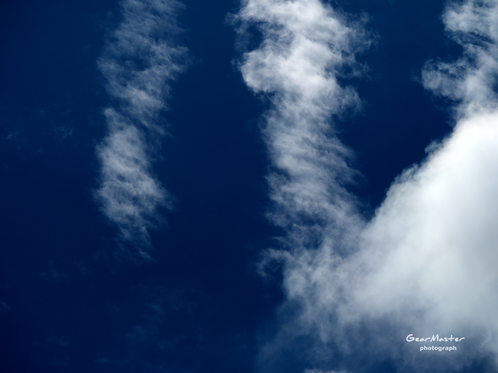深い空と白い雲