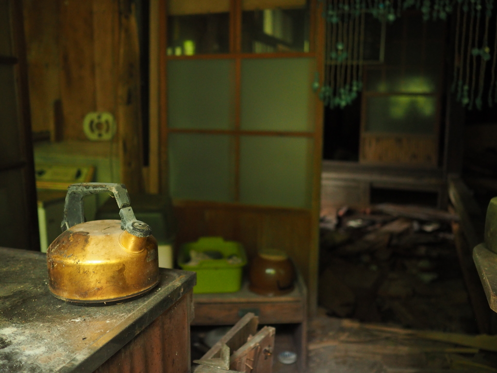 廃屋のやかん