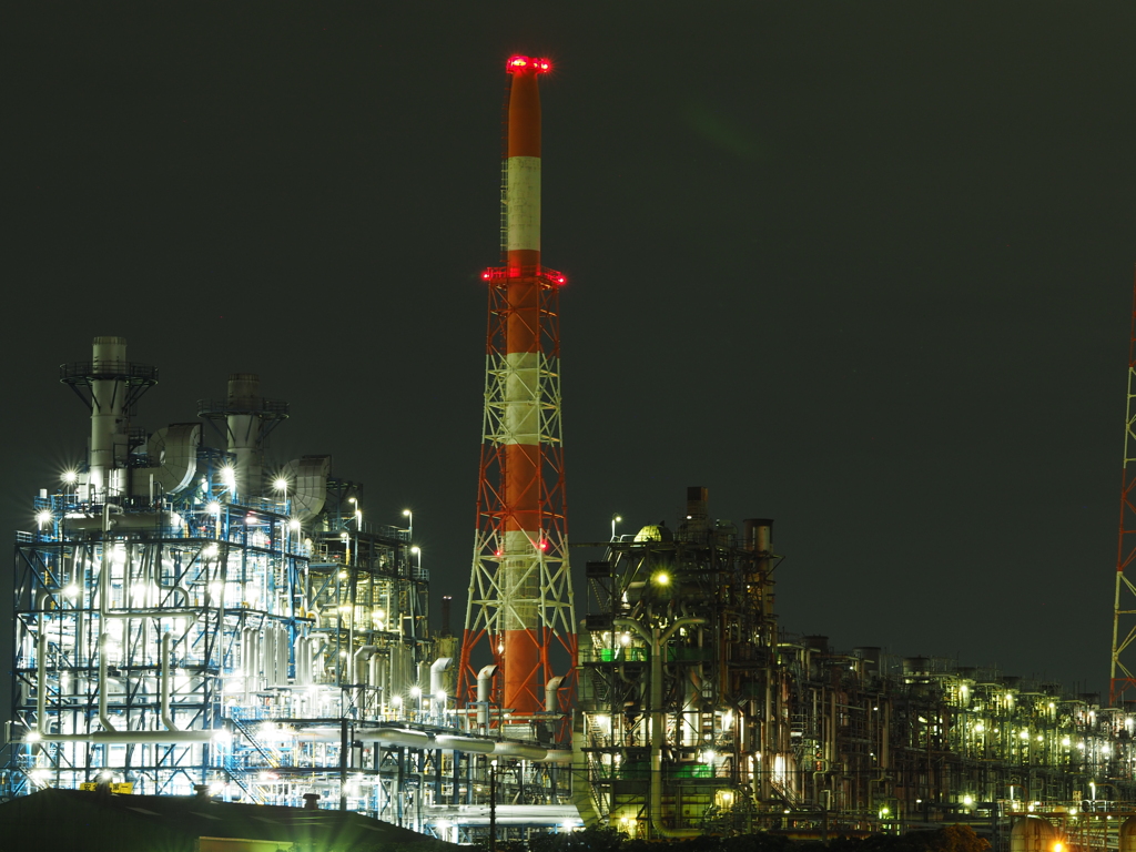 赤い鉄塔がある工場