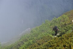 雲に追われる登山者