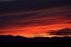 家の窓から十枚山と夕陽