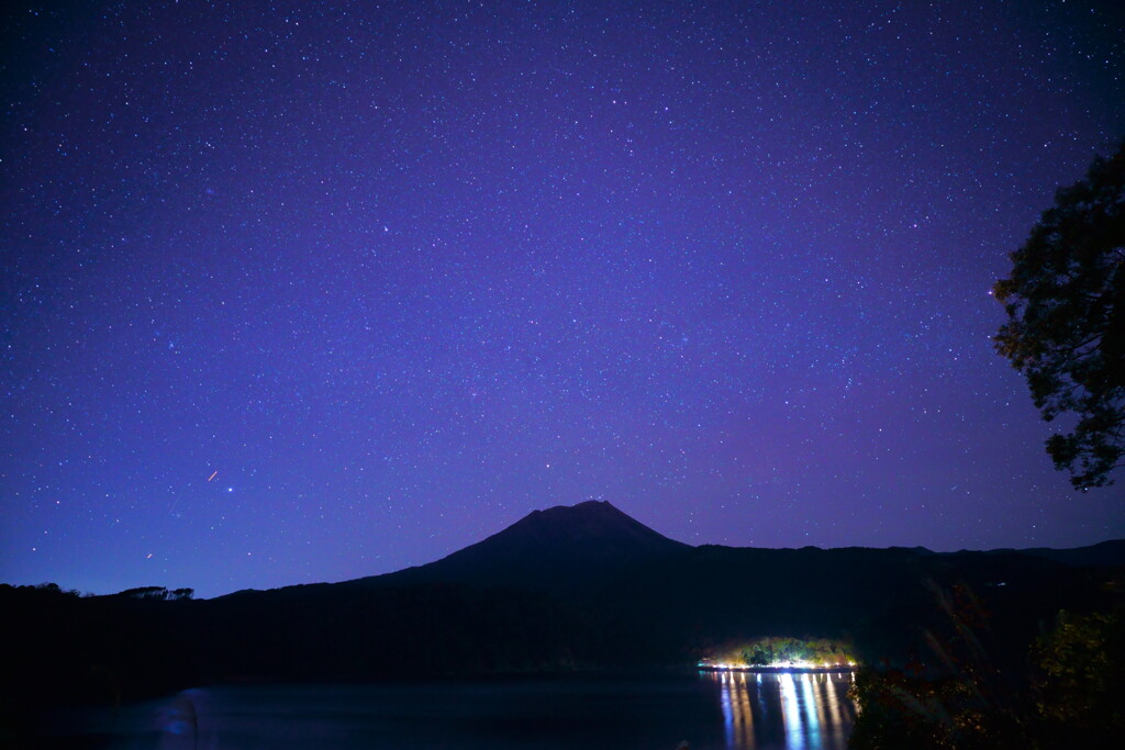 高千穂峰と御池と星と