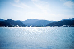 湾と山