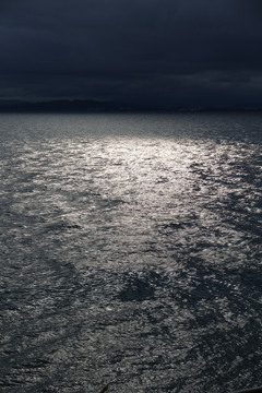 海と光と曇