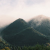 雨上がりの山