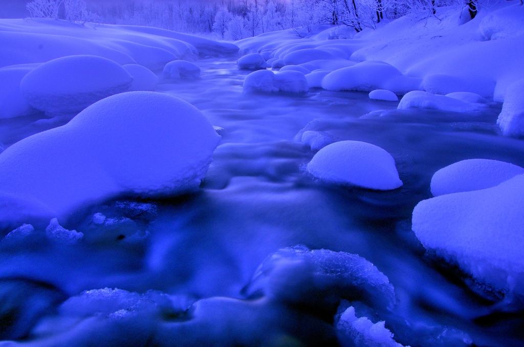 氷結する川