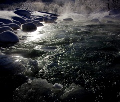 氷結する川