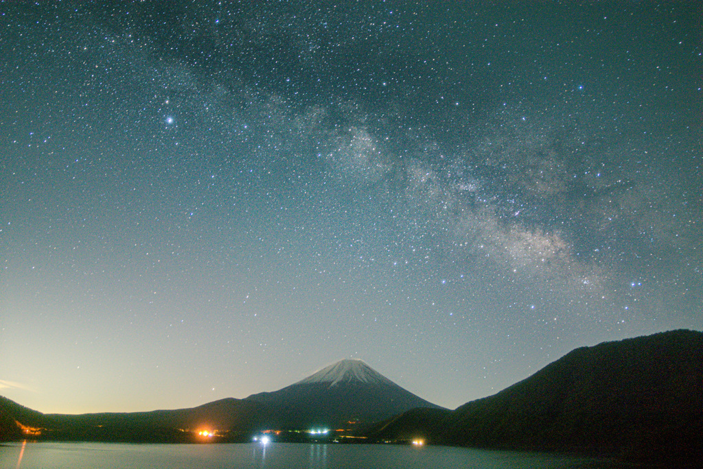 富士山に掛かる星のアーチ