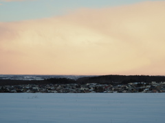 町と雪雲