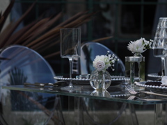 食卓に青薔薇を飾る