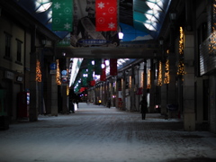 積雪のアーケード街