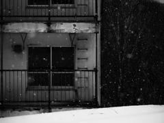 廃墟に雪降る