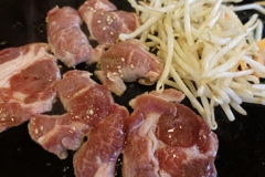 お好み焼き屋でジンギスカン