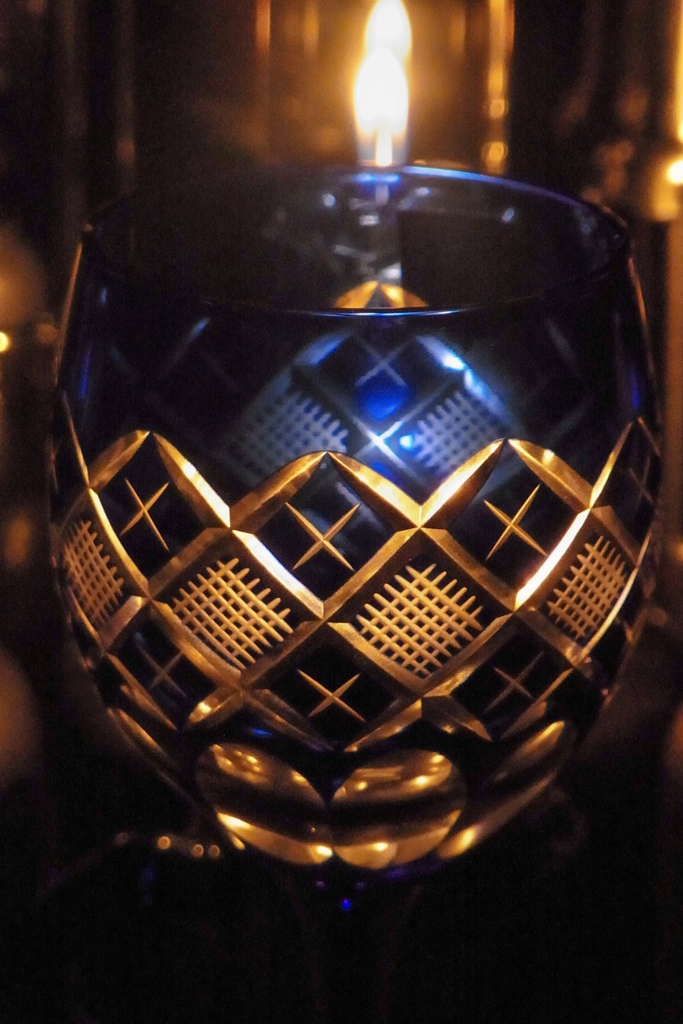 切子グラスをランタンの灯りで透してみました