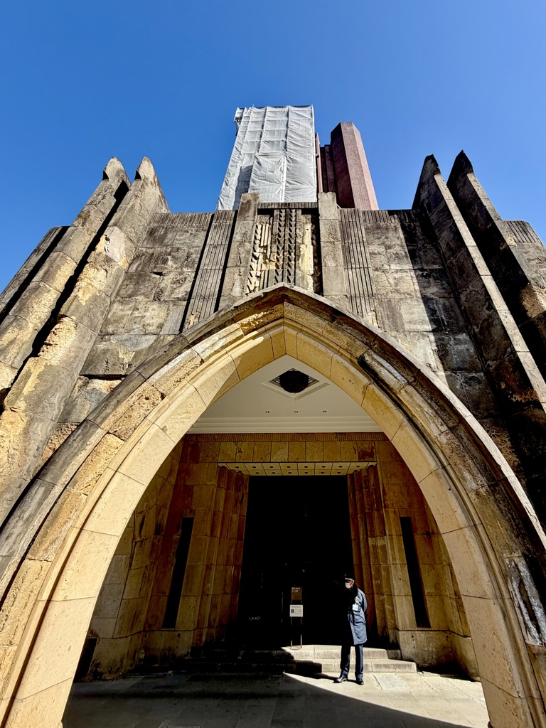 焦げた石は東大の歴史。