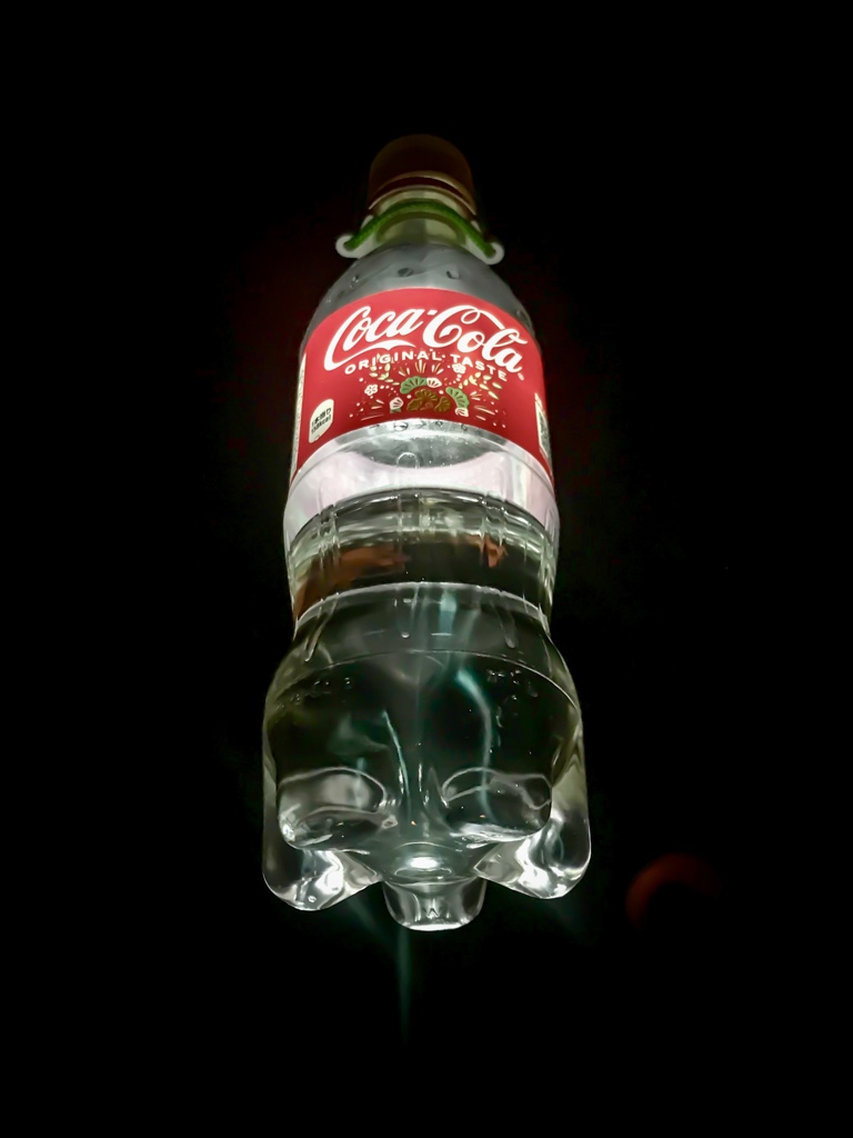 浮かぶペットボトル