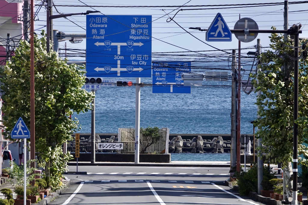 海に向かう道