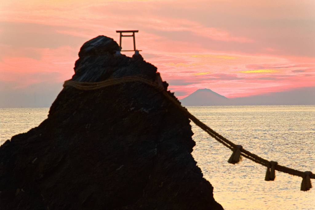 朝焼けの夫婦岩と富士山
