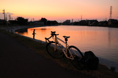 夕暮れの勢田川にて