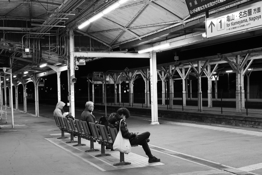 夜明け前のホームにて