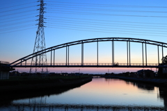 夜明け前の水管橋