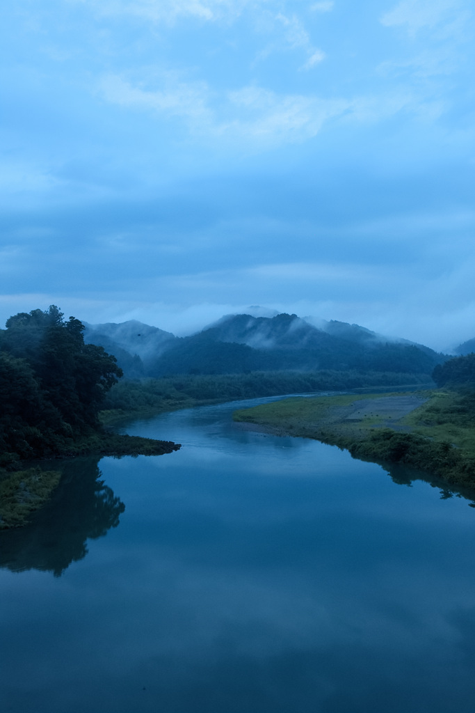 宮川の夜明け