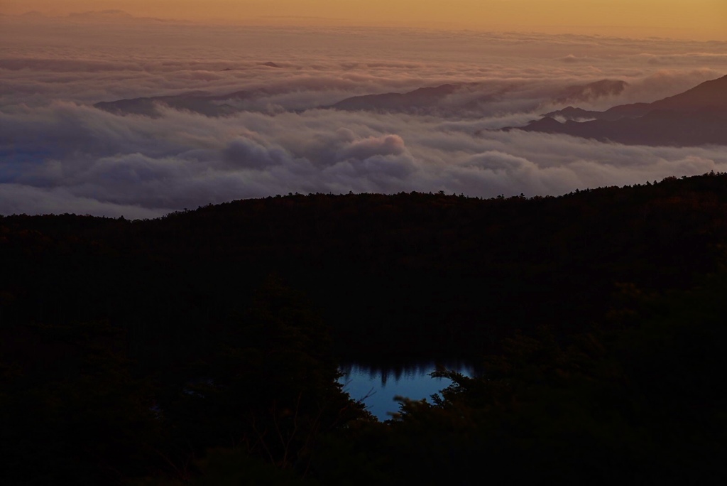 日の出直後の雲海と白駒池