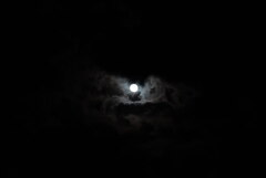曇天の夜；月との一瞬の遭遇
