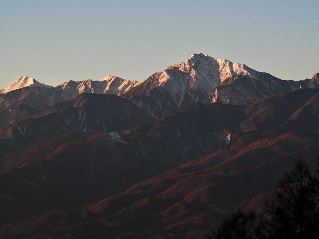 日の出を迎える甲斐駒ヶ岳