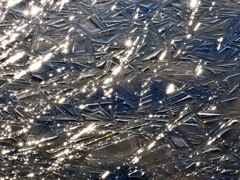凍った湖面の光と造形