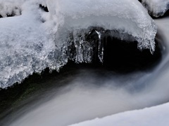 渓流の雪と氷のコラボレーション