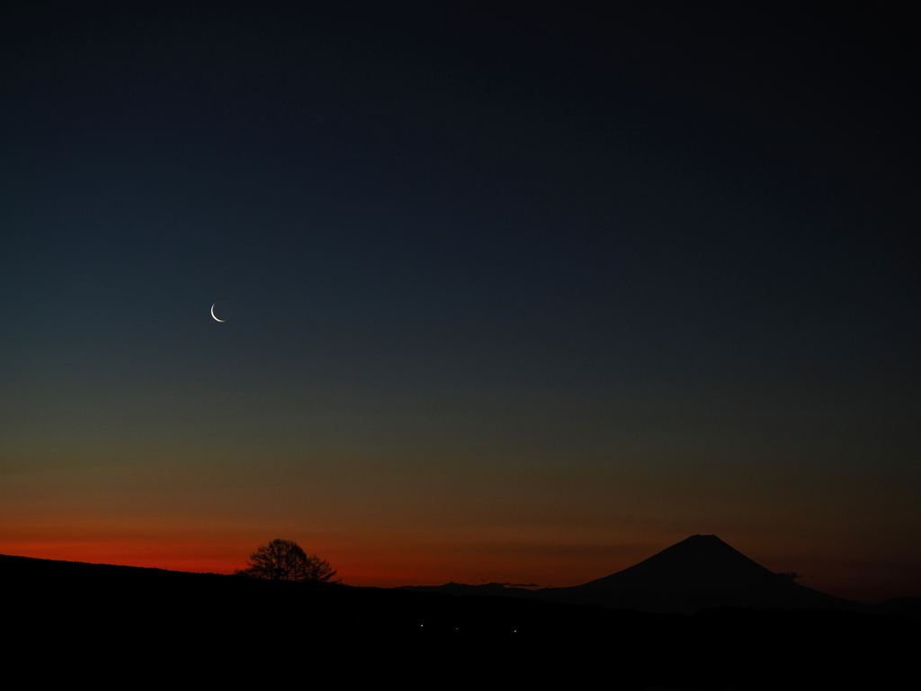 夜明け前　〜月と富士山〜