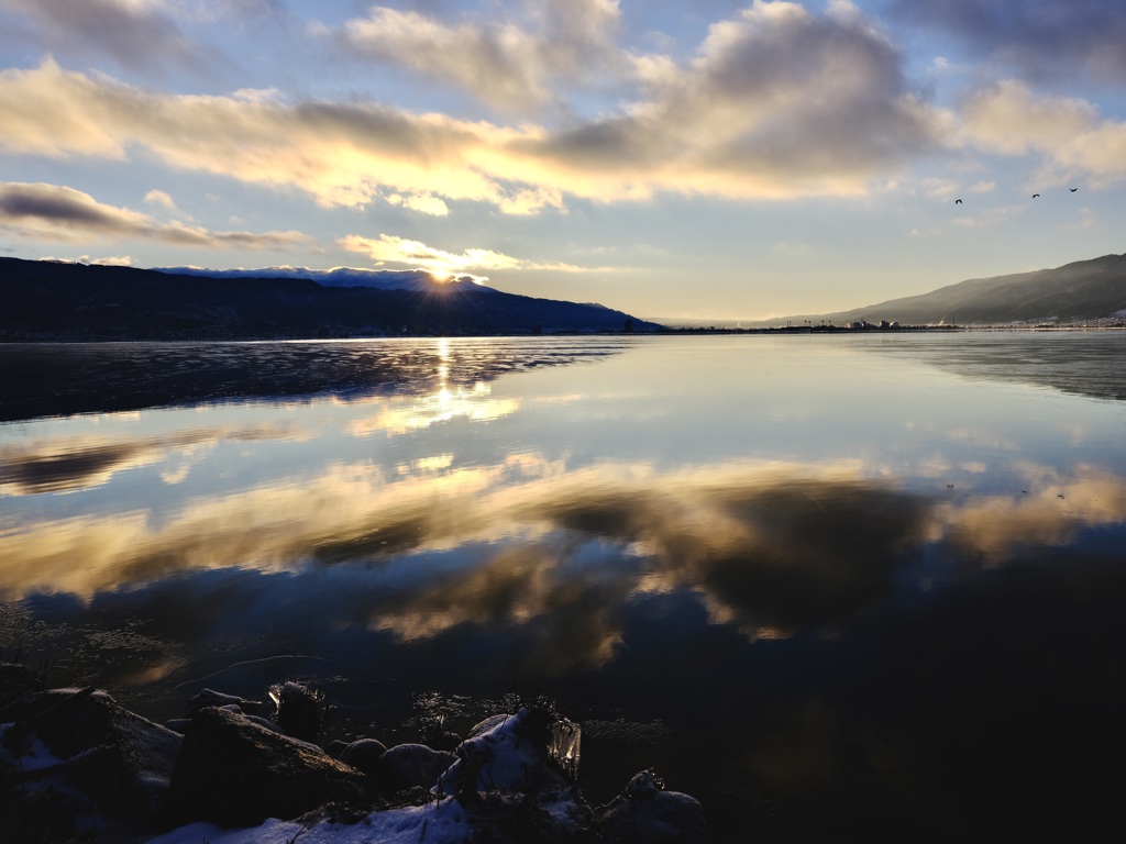 冬の諏訪湖から眺める日の出