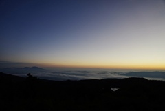 雲海；高見石から白駒池と浅間山を望む